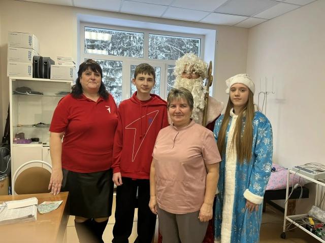 Активисты Движения Первых поздравили сотрудников районной больницы